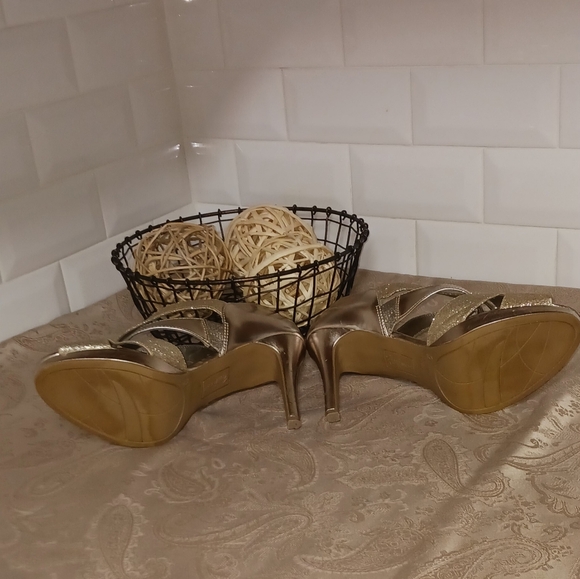 Fioni Gold Open Toed Heels Size 9 - Picture 7 of 12